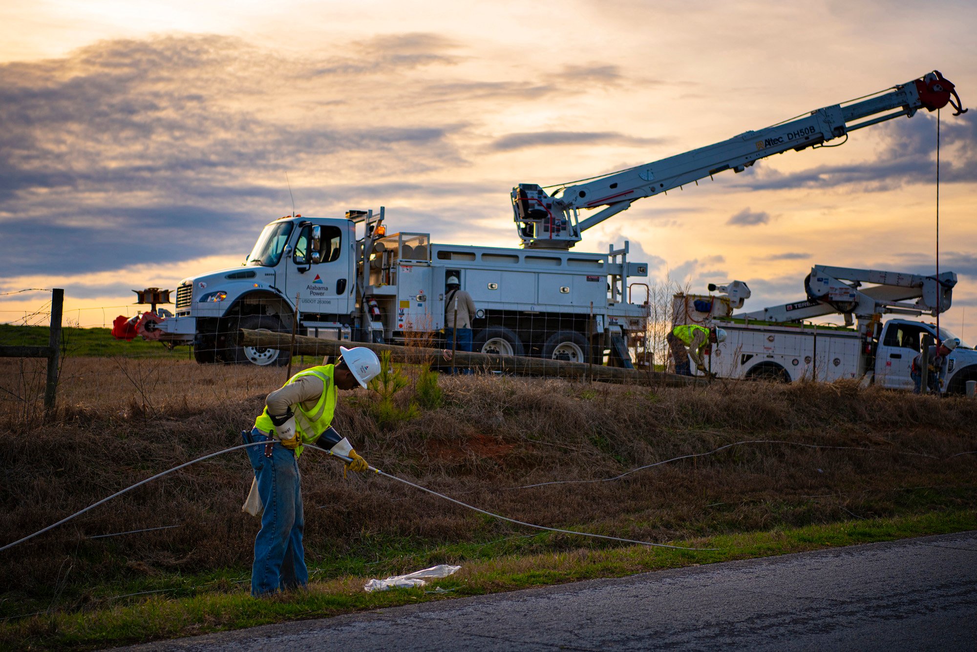 Equipes da Alabama Power trabalham para restaurar a energia em uma área rural