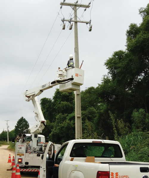 A equipe da COPEL instala religadores TripSaver II.